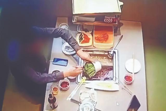 Thanh niên đi ăn 2 lần đều gặp nồi lẩu có gián, cầm tiền bồi thường chưa ấm tay thì 