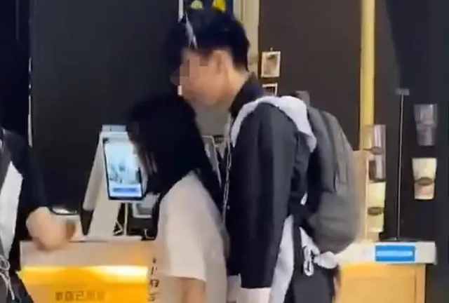 Thanh niên mặc trang phục hầu gái, cổ đeo xích rồi để bạn gái dắt đi như thú cưng giữa nơi công cộng