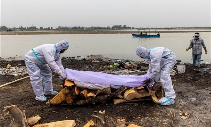 Ấn Độ: Phát hiện tử thi còn nguyên ống thở oxy dạt vào bờ sông Hằng