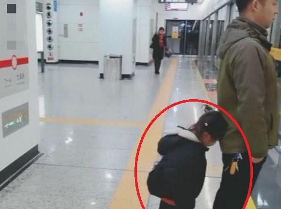 Hai bố con đợi tàu thu hút vô số ánh nhìn của hành khách xung quanh nhờ 1 chi tiết gây ngỡ ngàng