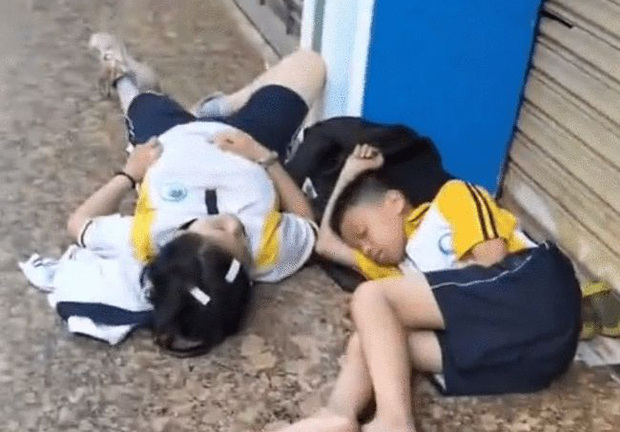 Hai học sinh vật vờ ngủ gật bên vỉa hè từ sáng sớm, nguyên nhân khiến ai nghe xong cũng hết sức tức tối