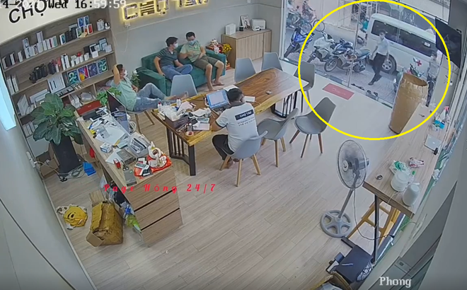 Đến cửa hàng điện thoại bằng xe cứu thương, vị khách khiến chủ cửa hàng muốn 