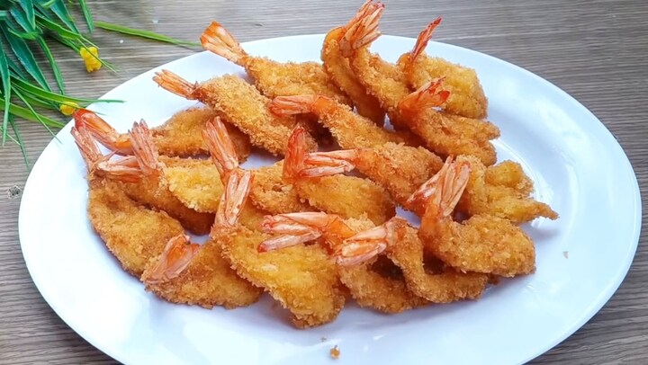 Tôm chiên xù giòn rụm, chấm thêm một ít tương ớt thì ngon hết sảy