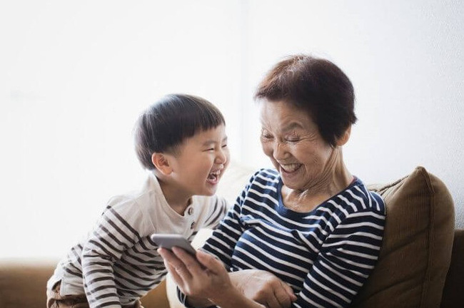 Bà nội hay bà ngoại tốt hơn, lời nói của đứa trẻ khiến người nhà hoảng hốt, tổ chức họp gia đình gấp