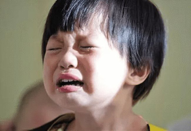 Cháu trai 4 tuổi có thói quen trùm kín đầu lúc ngủ, bà nội khóc ngất khi biết nguyên nhân từ mẹ kế