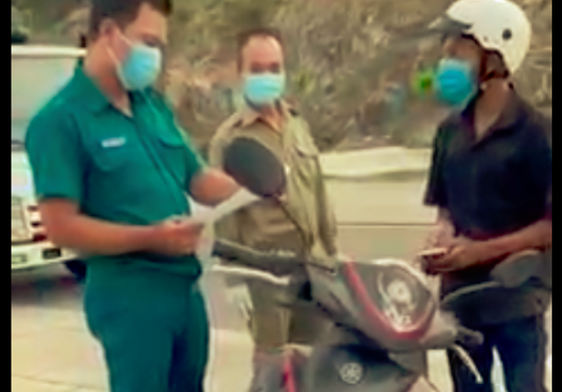 Nam công nhân ra ngoài mua bánh mì bị cho nghỉ việc vì lý do gì?