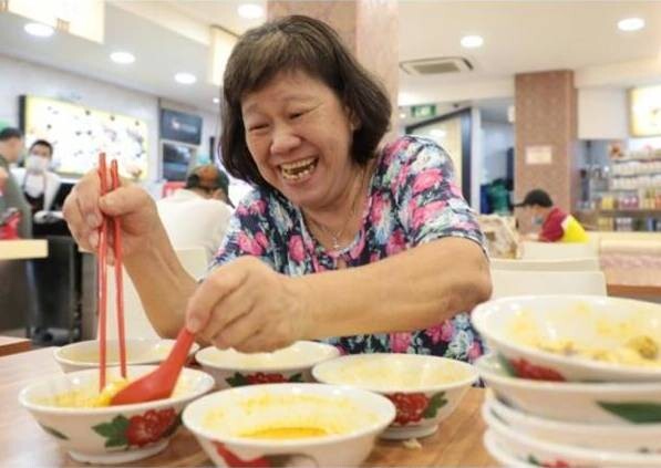 Ăn liền 10 tô mì trước lệnh giãn cách, người phụ nữ còn đặt mua một thứ khiến chủ quán sốc nặng