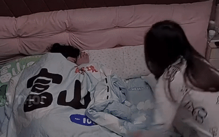 Xem lại camera theo dõi, chồng bất ngờ phát hiện 