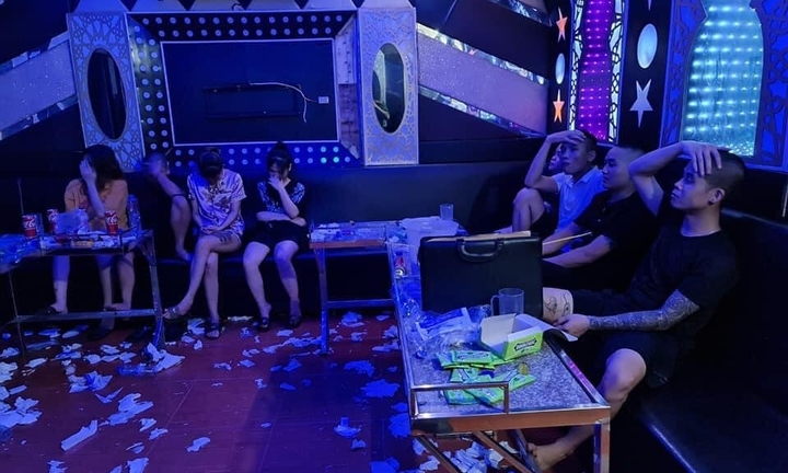 Uống rượu say, chủ quán karaoke rủ bạn đến 