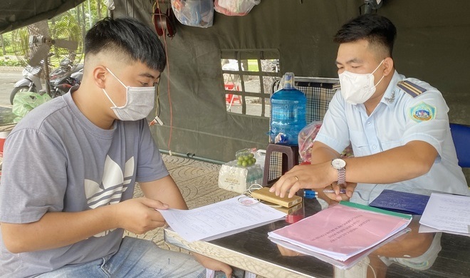 TP.HCM: Cầm phiếu hết hạn nhiều ngày đi chợ, nam thanh niên bị xử phạt 2 triệu đồng