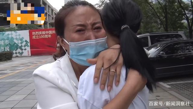 Con gái 12 tuổi có thái độ lạ thường, người mẹ khóc hết nước mắt khi phát hiện bí mật khủng khiếp dưới tay áo