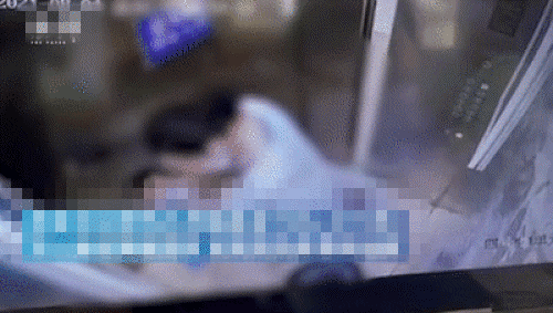 Bà dì xấu tính đánh đập bé trai trong thang máy, lời giải thích ngang ngược khiến mọi người phẫn nộ