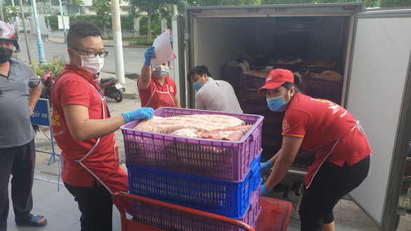 TP.HCM cho phép nhân viên siêu thị, cửa hàng tiện lợi ra đường sau 18h