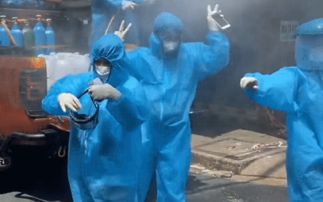 Clip: Nhóm tình nguyện viên vui đùa trong lúc phun khử khuẩn cho nhau