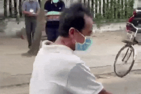 Clip: Người đàn ông nhảy lên vui sướng vì được phát gạo từ thiện khiến người xem vừa xúc động vừa xót xa