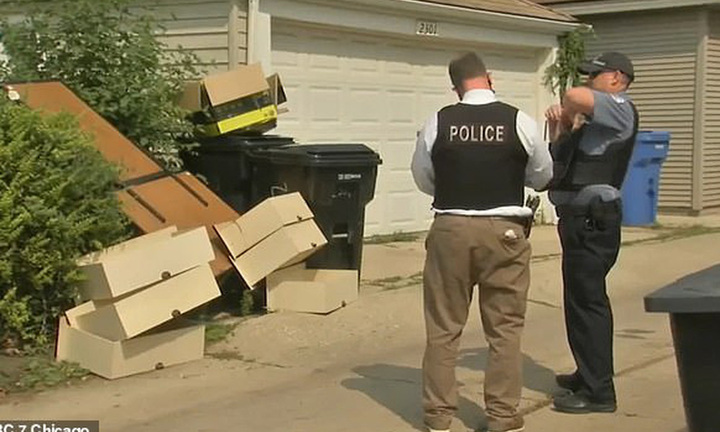 Nhìn thấy ngăn kéo bên đường đang định nhặt về, người phụ nữ run rẩy vội báo cảnh sát vì thứ bên trong