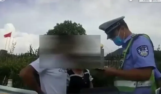 Thấy ô tô đỗ ngay dưới hầm cao tốc, cảnh sát đến kiểm tra thì hoảng hốt vì cảnh tượng bên trong