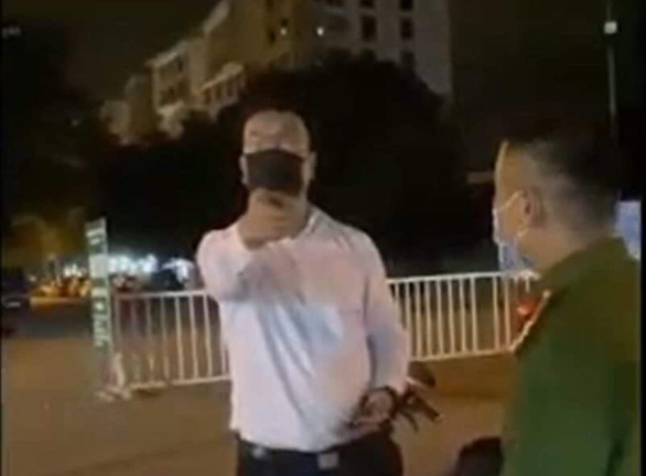 Người đàn ông chửi bới cán bộ trực chốt ở Hà Nội có bằng tiến sĩ, hiện là giám đốc marketing 
