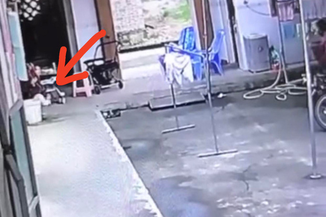 Em trai 2 tuổi trượt chân ngã chúi đầu vào xô nước, khoảnh khắc cô chị giải cứu khiến ai cũng hoảng hốt