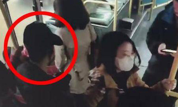 Thấy mẹ bị móc túi, bé gái 5 tuổi có hành động bất ngờ khiến cả xe đều khen 