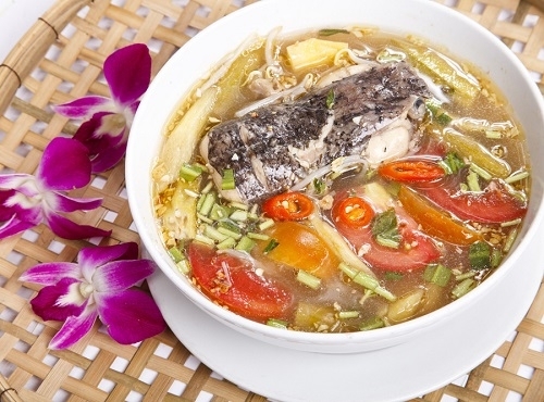 Canh cá nấu chua bổ dưỡng, phù hợp cho ngày nóng nực