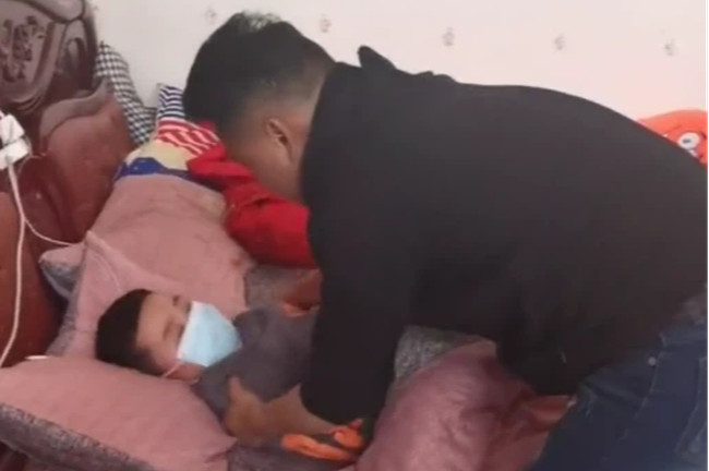 Con trai 10 tuổi mắc bệnh lạ, hễ rời khỏi làng là lăn ra ngủ, bố mẹ giật mình khi nghe kết luận của bác sĩ