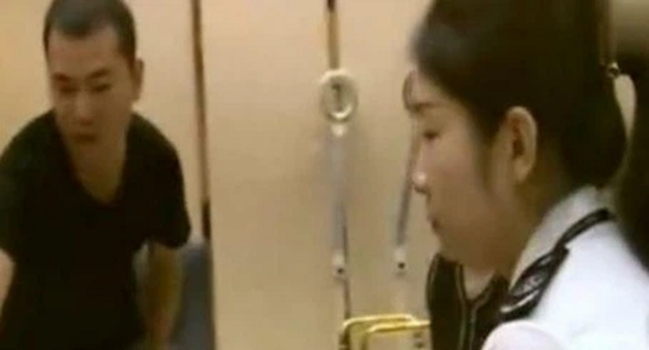 Cô gái hoảng hốt vì người đàn ông đột nhiên xuất hiện ở phòng xông hơi, lời giải thích không được chấp nhận