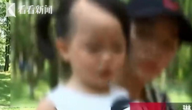 Nghi con gái bị bạo hành, bố mẹ xem lại camera thì lập tức suy sụp, sốc nhất là sự xuất hiện của hiệu trưởng