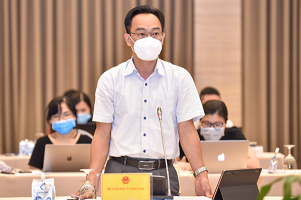 Bộ GD&ĐT đề nghị ưu tiên tiêm vaccine COVID-19 sớm cho học sinh khi có điều kiện