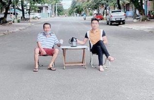 Vác bàn ghế ra ngồi uống trà giữa đường, 2 người đàn ông bị phạt 6 triệu đồng