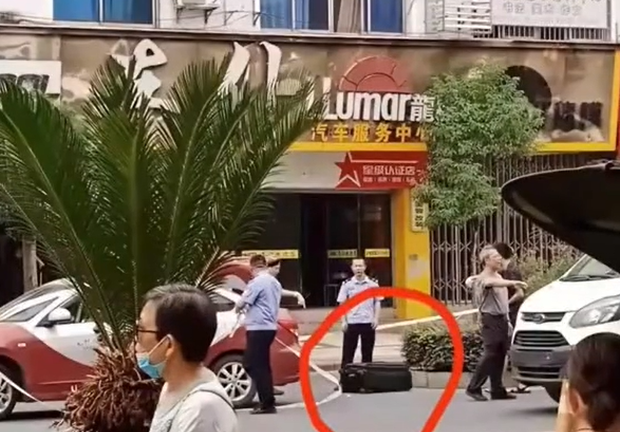 Hăng hái giúp hành khách kéo vali, tài tế taxi kinh hãi vội gọi báo cảnh sát khi biết thứ bên trong