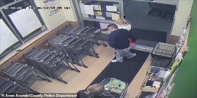 Vừa bước vào siêu thị, người phụ nữ bị kẻ lạ đâm kim tiêm vào người, chất lỏng trong đó khiến ai cũng khiếp sợ