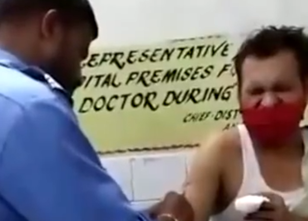 Đợi nửa ngày nhưng không gặp được bác sĩ, người đàn ông nhờ nhân viên bảo vệ tiêm phòng giúp