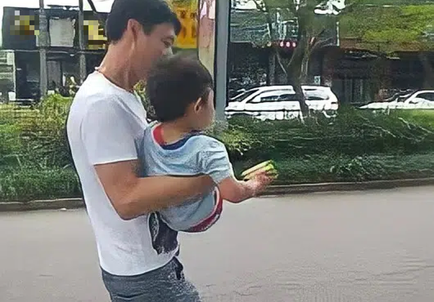 Con trai bị bắt cóc, mẹ gặp lại nhưng vờ không nhận ra, hành động sau đó quyết định an nguy đứa bé