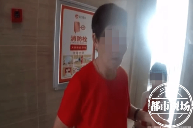 Bà ngoại bỏ quên cháu gái trên đường về, cách xử lý thông minh của đứa trẻ được nhiều người khen ngợi