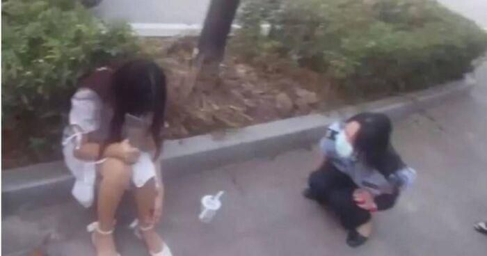 Nữ cảnh sát đổi trà sữa lấy con dao trong tay cô gái quẫn trí được dân mạng tán thưởng rần rần