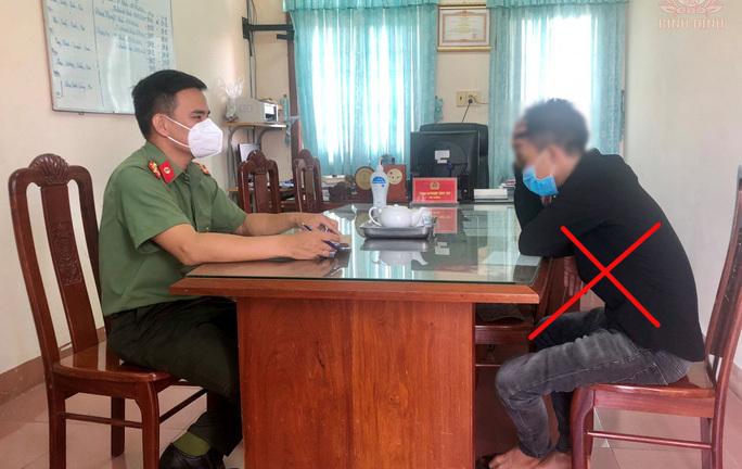 Bị xử phạt hành chính, nam thanh niên lén chụp ảnh phó công an xã đưa lên mạng bêu xấu