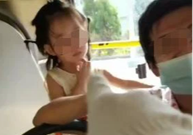 Nhân viên trạm xăng phát hiện điều bất thường trên xe buýt, lập tức hỏi một câu lật tẩy âm mưu hiểm độc