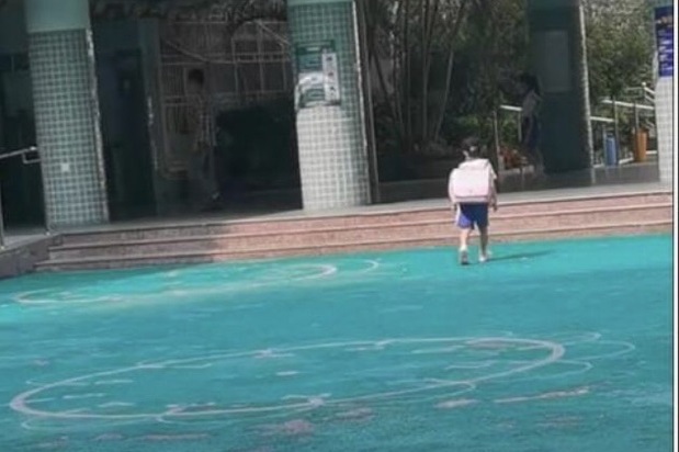 Con gái tiểu học bỗng đòi đến trường vào ngày nghỉ, mẹ đi lén đi theo thì phát hiện sự thật ngỡ ngàng