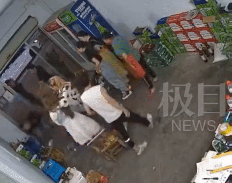 Gã bạn trai dùng ghế phang liên tiếp vào đầu người yêu, thái độ sau đó của cô gái gây khó hiểu