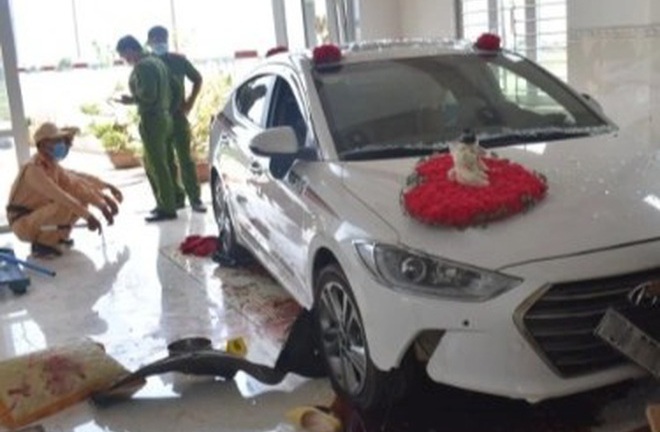 Nữ tài xế lái xe tông thẳng vào phòng khách nhà dân, một người bị thương nặng