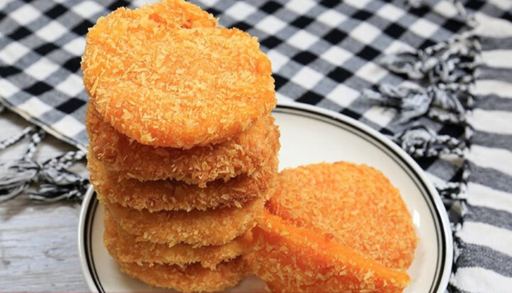 Học cách làm bánh bí đỏ chiên giòn, ăn một miếng là nghiện