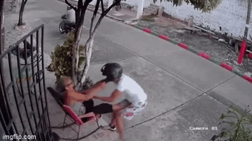 Clip: Nam thanh niên cướp điện thoại của cụ bà, không ngờ một giây sau liền sợ hãi bỏ chạy