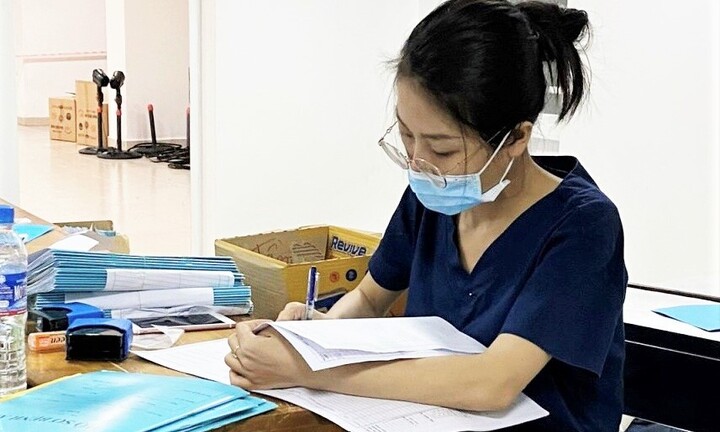 Thanh xuân dành trọn cho F0 của nữ bác sĩ nơi tuyến đầu chống dịch