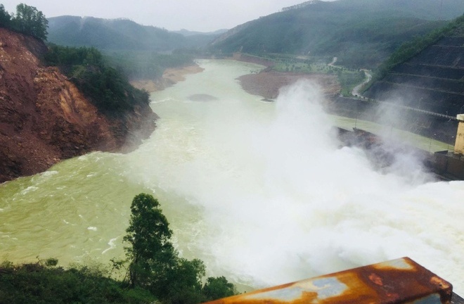 2 vợ chồng mất tích do lật ghe trên sông Bồ, dừng điều tiết nước tại thủy điện để tìm kiếm