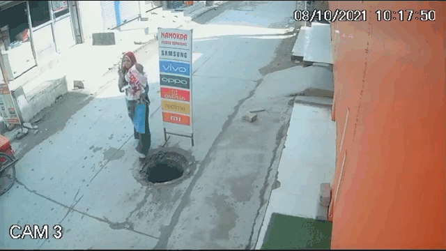 Clip: Hoảng hốt cảnh hai mẹ con lọt thẳng xuống cống thoát nước giữa đường