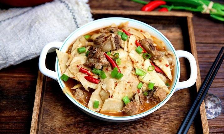 Cách làm sườn kho măng cho bữa cơm gia đình thêm đậm đà