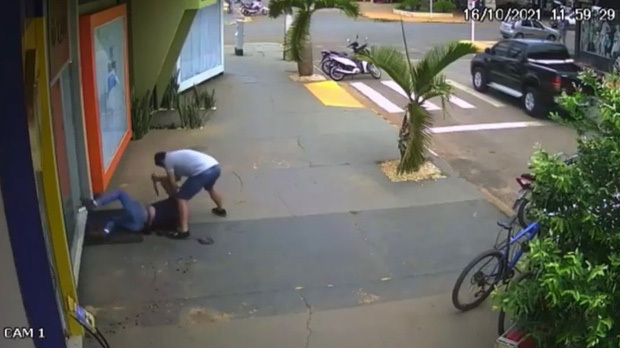 Phát hiện vợ trò chuyện với người lạ, gã chồng nổi cơn thịnh nộ gây ra thảm cảnh kinh hoàng