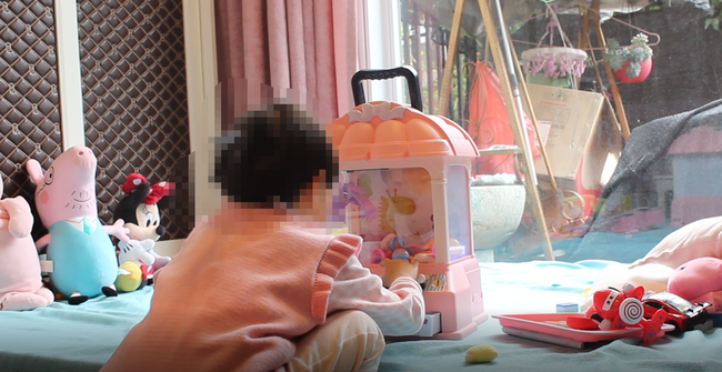 Bé gái mẫu giáo bị rách vùng kín sau 2 ngày nhập học, lời giải thích của nhà trường khiến phụ huynh tức giận