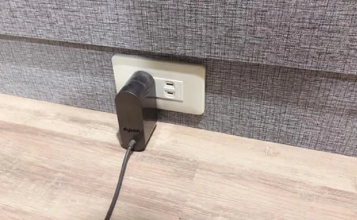 Vợ tò mò kiểm tra ổ cắm điện, không ngờ 